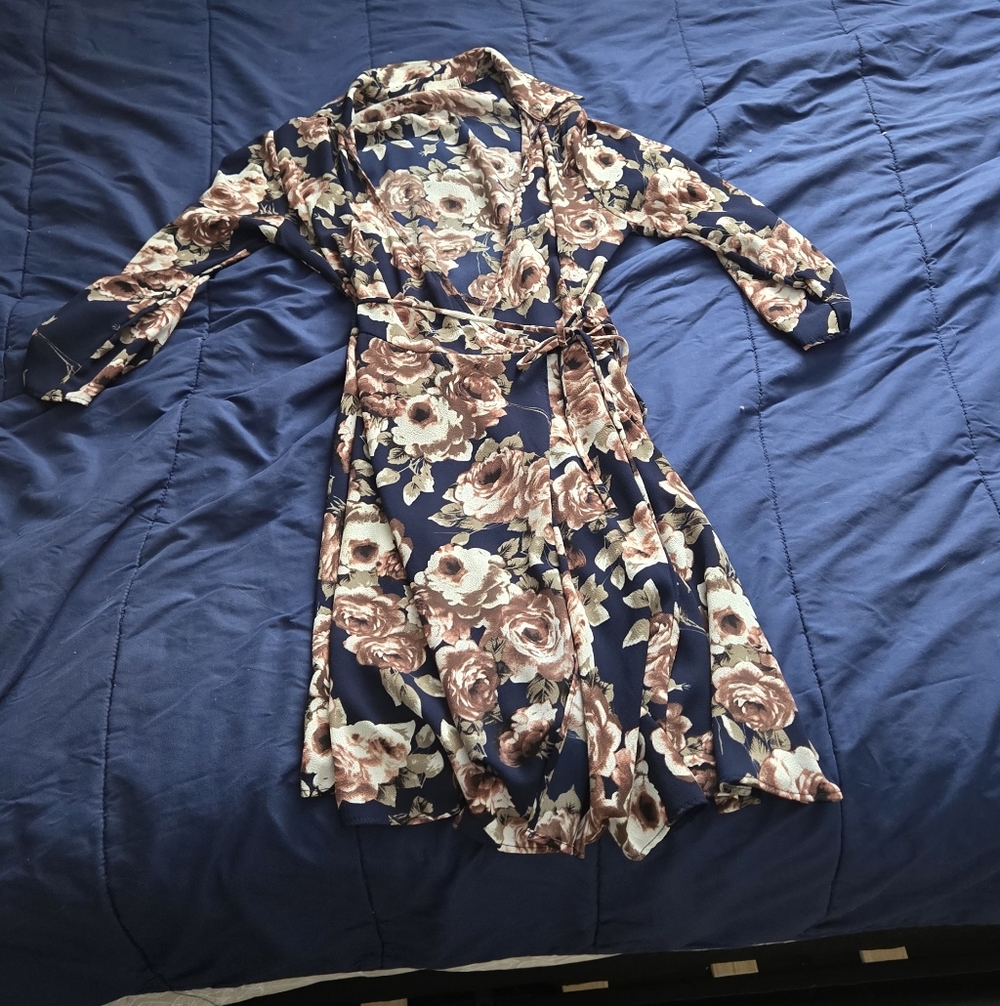 🎀Floral Wrap Dress in Navy and Brown - Picture 2 of 2